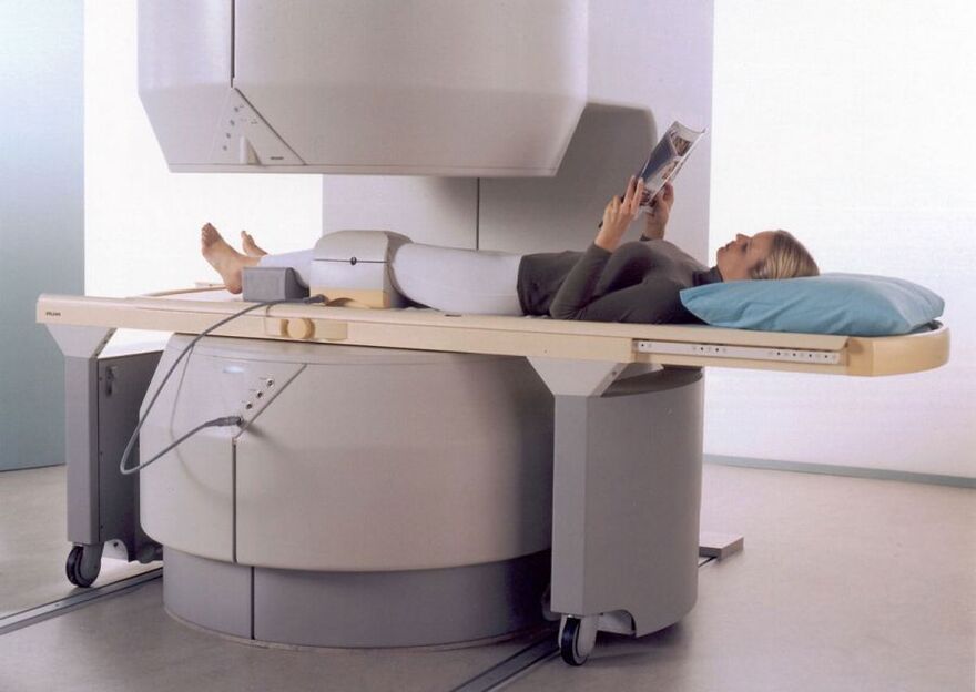 Realízase unha resonancia magnética para diagnosticar a artrose e a artrite